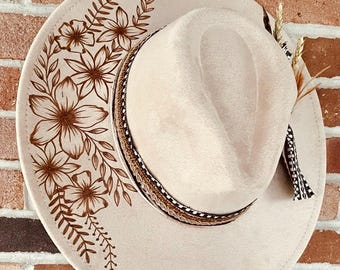 Specialdesignad bränd kamelfärgad vegansk mockahatt – westernstil med platt brätte och justerbar passform, handbränd design, personliga detaljer, tillverkad på beställning