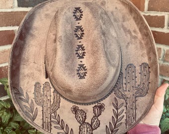 Cappello da cowboy in pelle scamosciata vegana bruciata con disegni di cactus del deserto