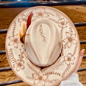 Chapeau en daim végétalien ivoire brûlé personnalisé - Style occidental à bord plat, coupe réglable, design brûlé à la main, détails personnalisés, fabriqué sur commande