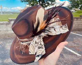 Cappello in pelle scamosciata vegana marrone bruciato personalizzato - Stile western con tesa piatta e vestibilità regolabile, design bruciato a mano, dettagli personalizzati, rustico
