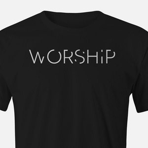 Puede incluir: Camiseta negra con la palabra "WORSHIP" impresa en blanco en la parte delantera.