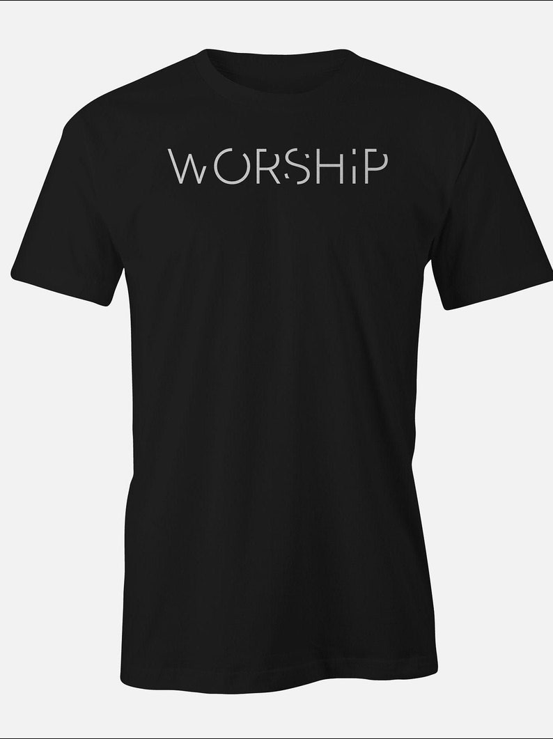 Puede incluir: Camiseta negra con la palabra "WORSHIP" impresa en blanco en la parte delantera.