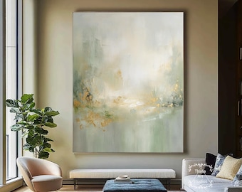 Pode incluir: Pintura abstrata com um esquema de cores verde e dourado. A pintura está em tela e está pendurada em uma parede de uma sala de estar. A pintura é de estilo moderno e tem uma atmosfera suave e etérea.