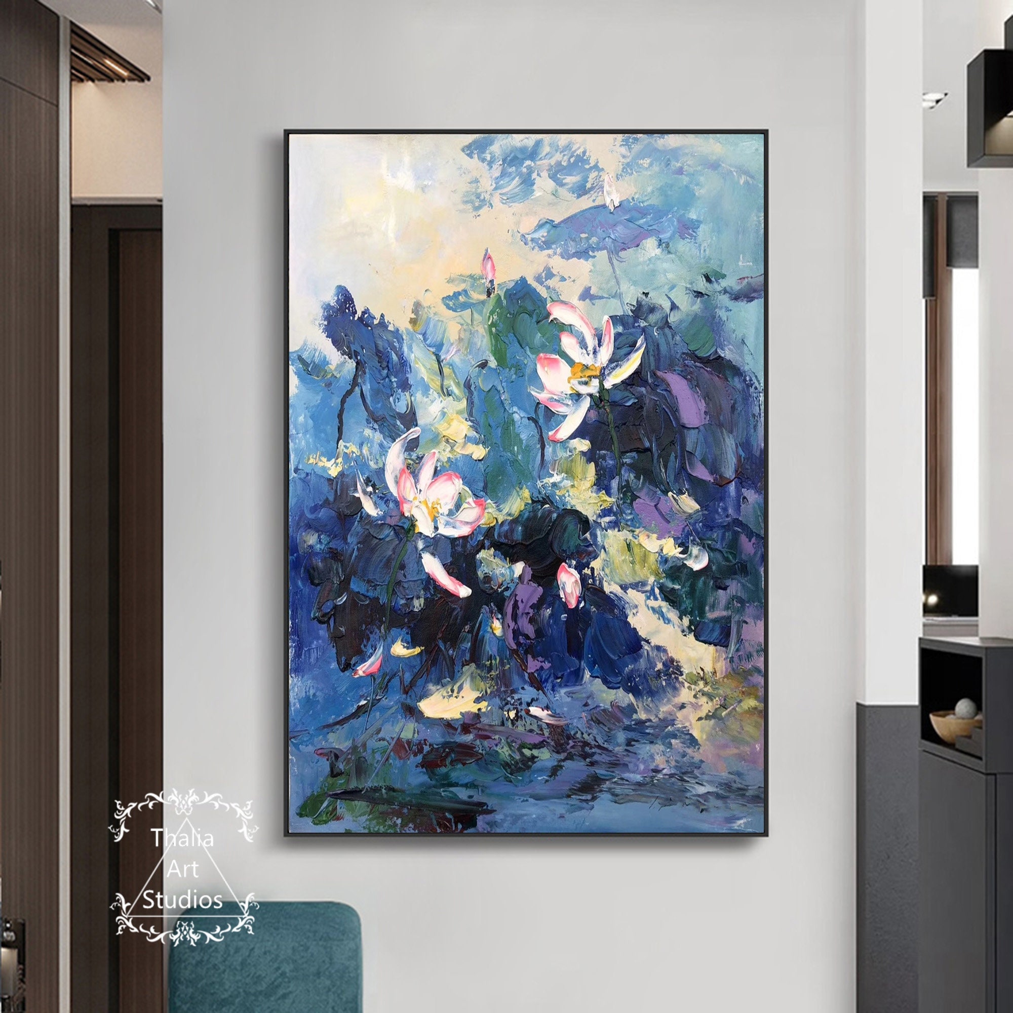 蓮の花の抽象画 キャンバスに大きな蓮の花の絵 青いアクリル抽象画 紫