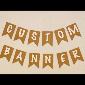 Könnte beinhalten: Ein individuelles Banner mit braunen Wimpelflaggen und weißen Buchstaben, die "CUSTOM BANNER" buchstabieren. Die Flaggen sind mit weißer Schnur verbunden, ideal für personalisierte Dekorationen.