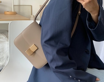 Minimalistische Taupe Kalbsleder Box Tasche im koreanischen Stil