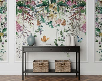Peut inclure: Une console noire avec deux tiroirs et une étagère inférieure. La table est décorée de deux paniers en osier et d'un vase bleu. Le mur derrière la table présente un papier peint floral avec un papillon.