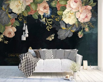 Peut inclure: Un canapé blanc avec des coussins à motifs noirs et blancs dans un salon avec un mur vert foncé orné d'une fresque florale avec des fleurs roses, blanches et bleues. La fresque présente un papillon et le texte "Floral back".