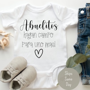 Abuelitos Hagan Campo Para Una Mas onesie®, Hola Abuelitos anuncio de bebé onesie®, Spanish Pregnancy Announcement Onesie®