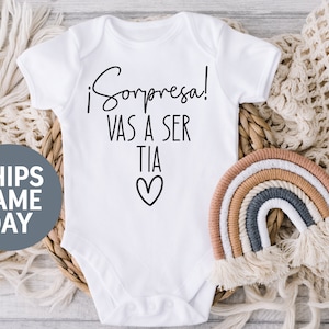 Sorpresa Vas a Ser tia onesie®, Baby Announcement onesie® in Spanish, Spanish onesie®, Anuncio de Embarazo en espanol onesie®