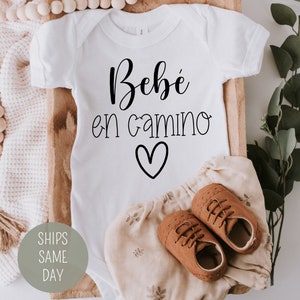 Bebe En Camino onesie®, Espanol onesie®, anuncio de bebé onesie®, Spanish Pregnancy Announcement Onesie®, Announcement Onesie®