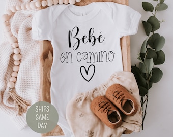 Bebe En Camino onesie®, Espanol onesie®, anuncio de bebé onesie®, Spanish Pregnancy Announcement Onesie®, Announcement Onesie®