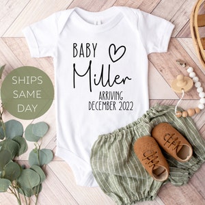 Baby Announcement Onesie®, Personalized Pregnancy Announcement Onesie®, Custom Name Baby Reveal, Announcement to Grandparent Family Friends bild 1