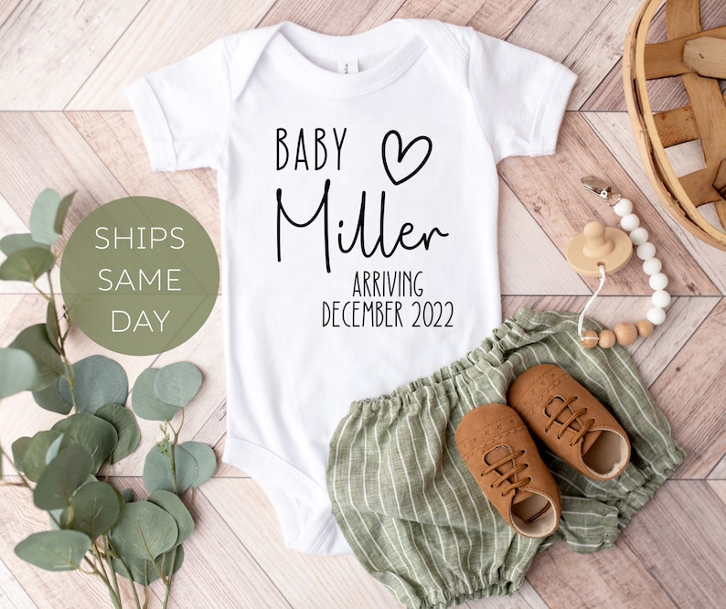 Baby Announcement Onesie®, Personalized Pregnancy Announcement Onesie®, Custom Name Baby Reveal, Announcement to Grandparent Family Friends bild 1