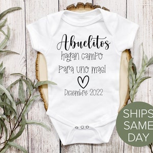 Abuelitos Hagan Campo Para Uno Mas onesie®, Hola Abuelitos anuncio de bebé onesie®, Spanish Pregnancy Announcement Onesie®