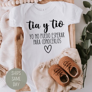 Tia y tio yo no puedo esperar para conocerlos onesie®, Tios anuncio de bebé onesie®, Spanish Pregnancy Announcement Onesie®