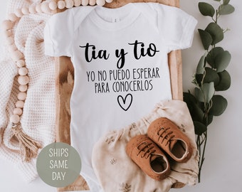 Tia y tio yo no puedo esperar para conocerlos onesie®, Tios anuncio de bebé onesie®, Spanish Pregnancy Announcement Onesie®