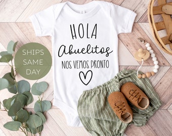 Hola abuelitos nos vemos pronto Onesie®, Hola Abuelitos anuncio de bebé onesie®, Spanish Pregnancy Announcement Onesie®