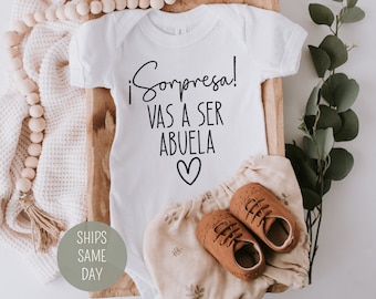 Sorpresa Vas a Ser Abuela onesie®, Baby Announcement onesie® in Spanish, Spanish onesie®, Anuncio de Embarazo en espanol onesie®
