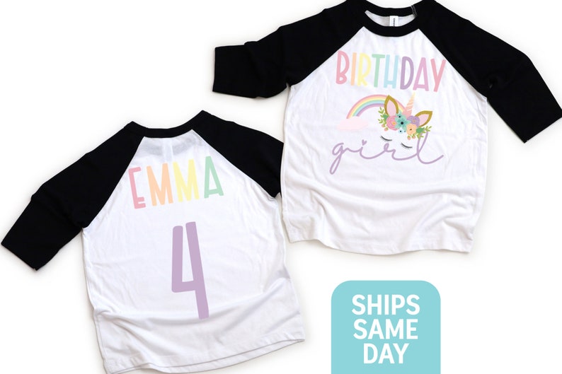 K&ouml;nnte beinhalten: Zwei wei&szlig;e und schwarze Baseball-Shirts mit Regenbogen-Schriftzug. Ein Shirt sagt "Birthday girl" mit einem Einhorn-Motiv. Das andere Shirt sagt "Emma 4".