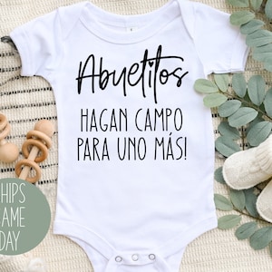 Abuelitos Hagan Campo Para Una Mas onesie®, Hola Abuelitos anuncio de bebé onesie®, Spanish Pregnancy Announcement Onesie®