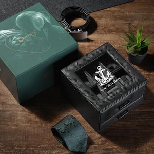 Caja de reloj personalizada para hombres, 8 ranuras divisorias Organizador de exhibición de joyería de madera grabado con citas divertidas