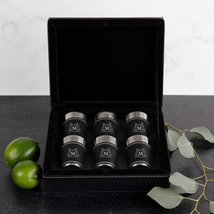 Gepersonaliseerde Tequila Shooter Set roestvrijstalen borrelglaasjes met lasergegraveerde initialen borrelglaasjes met monogram set van 6 PU-lederen doos