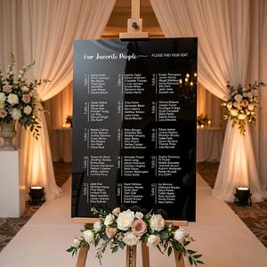 以下が含まれることがあります： クリーム色、ライトグレー、ダークグレーの3色の、まだら模様のマット仕上げのセラミックマグのセット。各マグはシンプルでモダンなデザインで、丸みを帯びたハンドルが付いています。