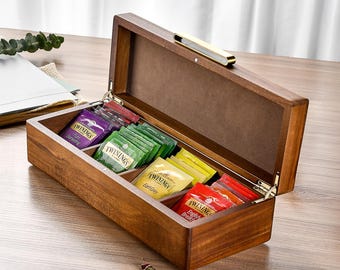 Personalisierte Teebox aus Holz mit geruchsneutraler Oberfläche und Fächern, Akazienholz-Organizer mit Deckel, saisonale Teeauswahl, graviert für Teeliebhaber.