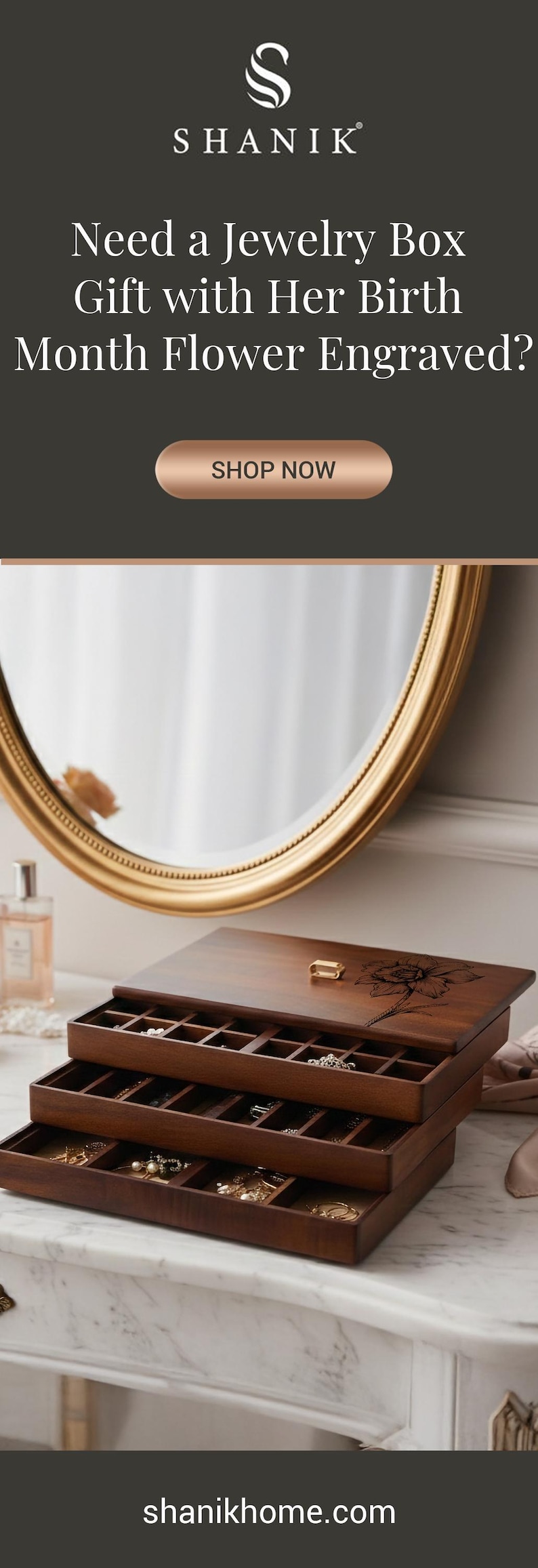 Peut inclure: Coffret &agrave; bijoux en bois fonc&eacute; &agrave; trois tiroirs, rempli de bijoux. Le dessus du coffret est orn&eacute; d'une gravure florale. Le coffret est pr&eacute;sent&eacute; sur une surface en marbre, avec un miroir dor&eacute; en arri&egrave;re-plan.