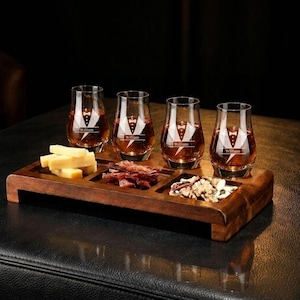 Vassoio per abbinamento whisky e snack con 4 bicchieri, 3 sezioni per snack, tagliere per degustazione bourbon, regalo per picnic con whisky inciso per gli amanti del whisky