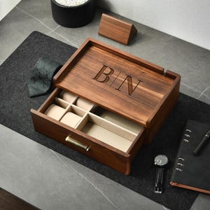 Declutter Custom Nightstand Organizer Personalized Wooden Organizer Tray for Men Gift for Husband Boyfriend Everyday Carry Storage Dump Tray Bild 8