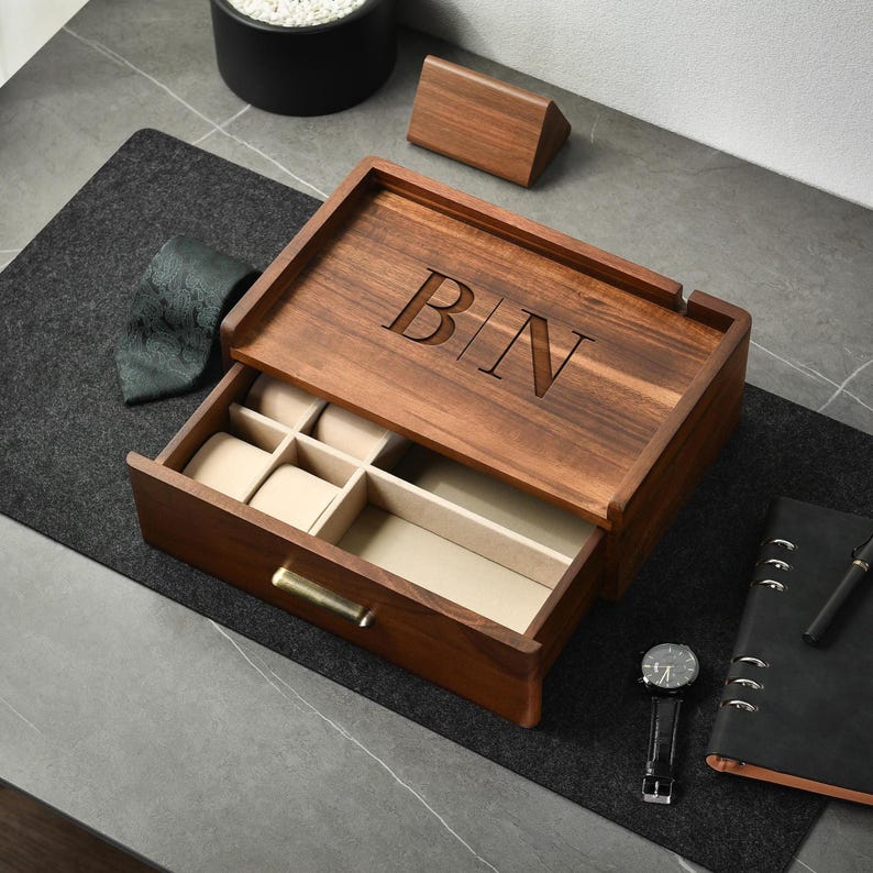 Declutter Custom Nightstand Organizer Personalized Wooden Organizer Tray for Men Gift for Husband Boyfriend Everyday Carry Storage Dump Tray Bild 8