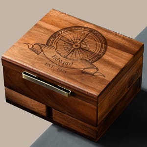 Gepersonaliseerde Watch Box voor mannen, 8 Divider Slots Gegraveerde houten sieraden Display Organizer met grappige citaten