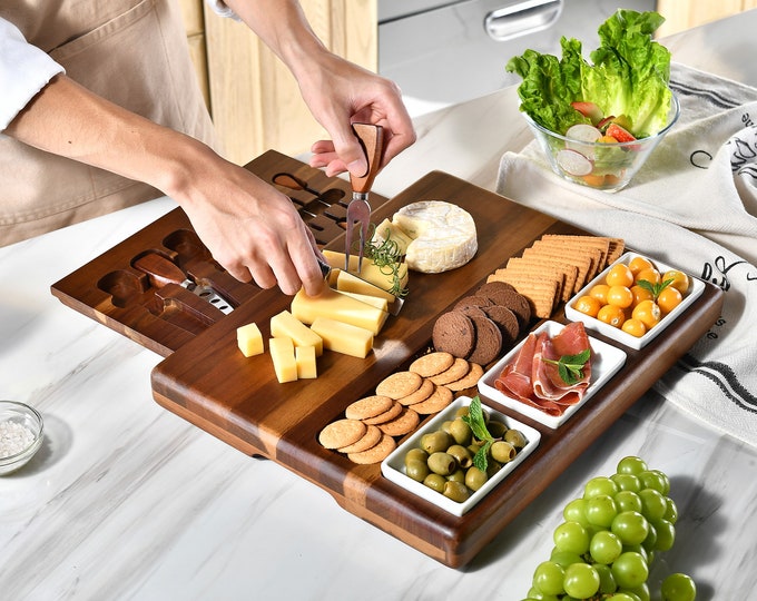 Tábua de servir de madeira para alimentos, travessa de servir de comida, tábua de queijos com talheres (13,88" x 19,88")