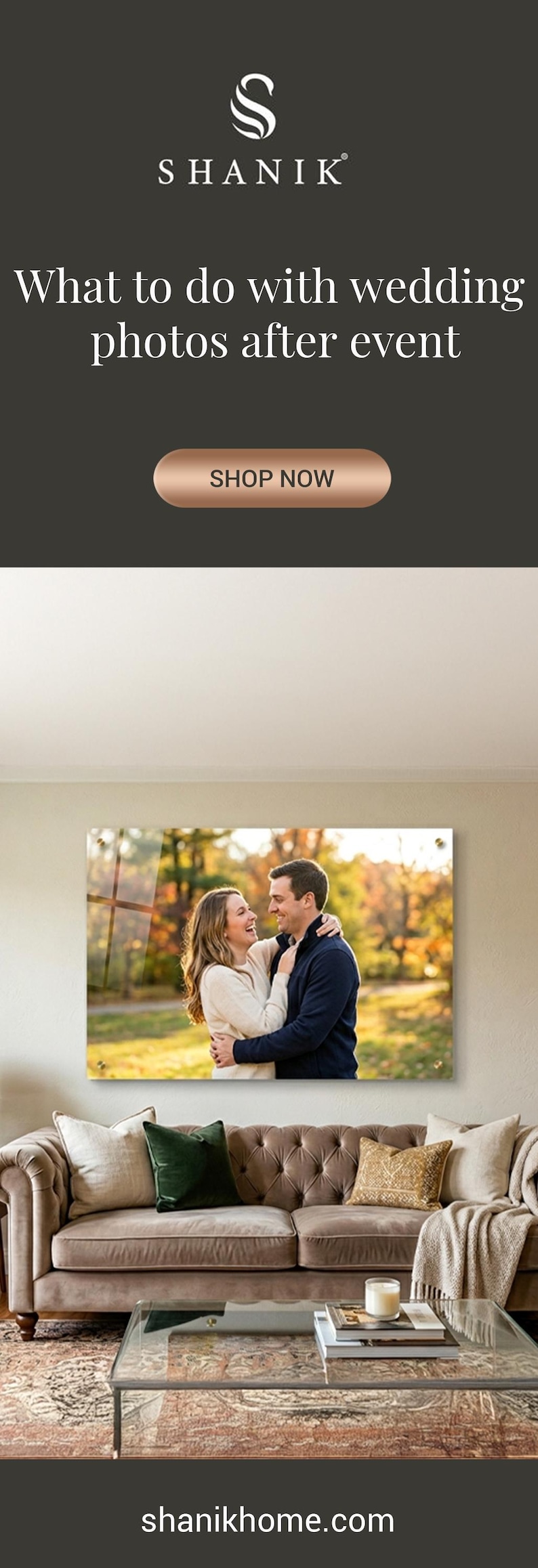 Puede incluir: Una impresi&oacute;n acr&iacute;lica de una pareja abraz&aacute;ndose, exhibida en una pared sobre un sof&aacute;. La imagen es parte de una escena de decoraci&oacute;n del hogar, con el texto "What to do with wedding photos after event" y "SHOP NOW". La direcci&oacute;n del sitio web tambi&eacute;n es visible.