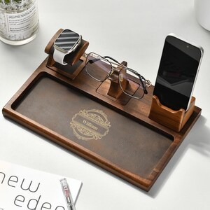 Estação de encaixe personalizada para homens Bandeja de manobrista de madeira gravada personalizada Organizador prático de cabeceira para relógios, óculos, telefone, Natal
