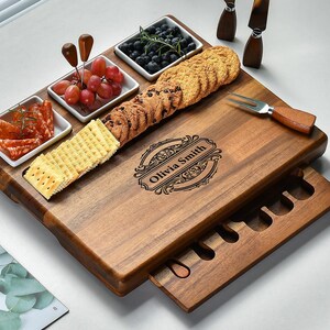 Tábua de servir de madeira para alimentos, travessa de servir de comida, tábua de queijos com talheres (13,88" x 19,88")