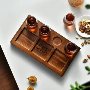 Whiskey and snack pairing tray with 4 glasses 3 snack section bourbon tasting board picnic engraved whiskey flight gift for whiskey drinkers