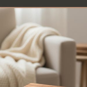 Puede incluir: Una caja de reloj de madera con un asa dorada y detalles grabados. La caja tiene una inscripci&oacute;n personalizada y se muestra sobre una mesa de madera. La imagen incluye el texto "What Is A Unique Gift For Boyfriend Who Loves Watches".
