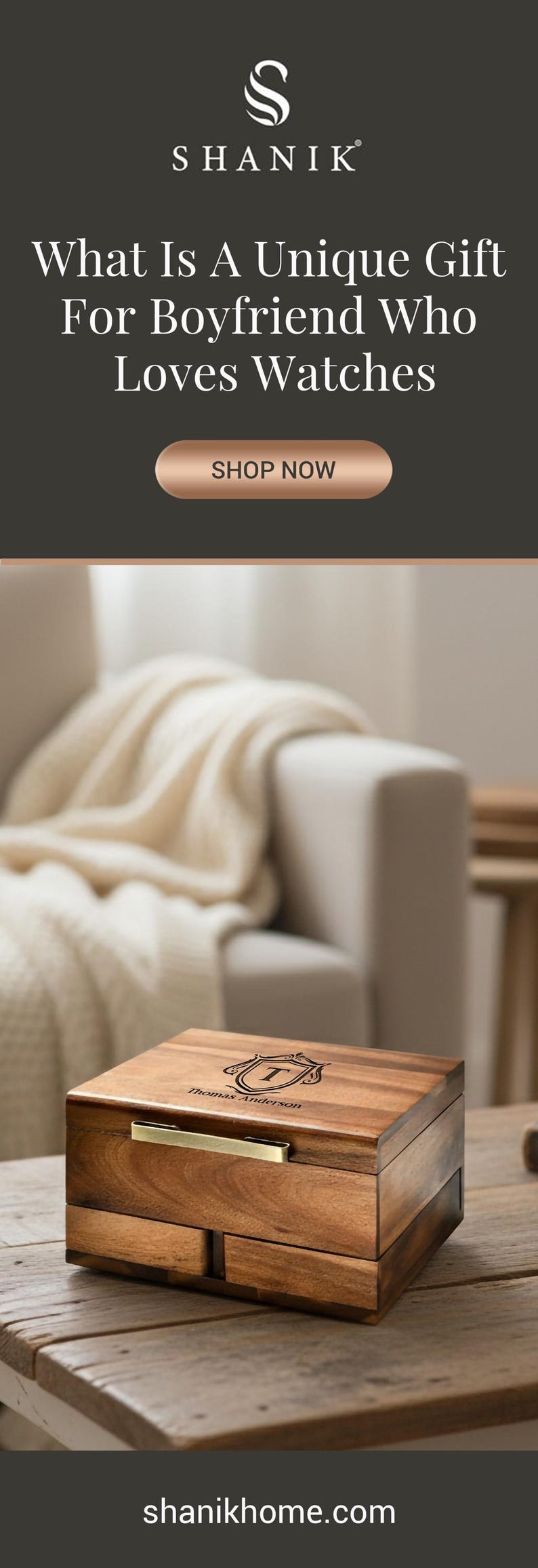 Puede incluir: Una caja de reloj de madera con un asa dorada y detalles grabados. La caja tiene una inscripci&oacute;n personalizada y se muestra sobre una mesa de madera. La imagen incluye el texto "What Is A Unique Gift For Boyfriend Who Loves Watches".