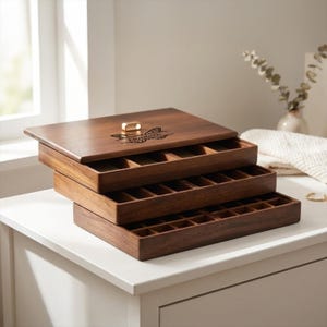Organizador de joyas espacioso para guardar joyas en casa. Caja apilable personalizada para decorar el vestidor o el armario. Regalo ideal para amantes de la decoración del hogar.