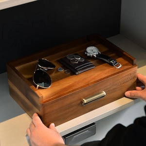 CEOやマネージングパートナーへのエグゼクティブギフト。オフィス用パーソナライズ木製オーガナイザートレイ。ワークアウト後のスタイリッシュな日常持ち歩き収納。
