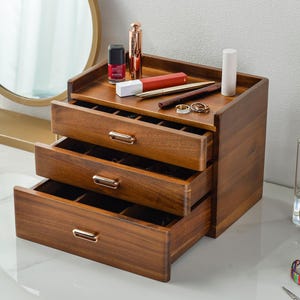 Benutzerdefinierte gravierte Holz Schmuckschatulle mit Schubladen Große Kapazität 3 Schubladen Mehrere Fächer Organizer für die Schmucksammlung der Frauen