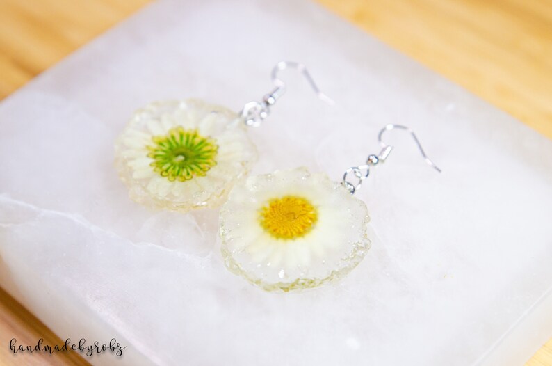 Leaf Earrings White Daisy Earrings Best Friend Gift Flower Resin Earrings Gift for Her Daisy Charm Earrings Daisy Flower Earrings