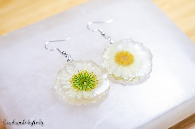 Leaf Earrings White Daisy Earrings Best Friend Gift Flower Resin Earrings Gift for Her Daisy Charm Earrings Daisy Flower Earrings