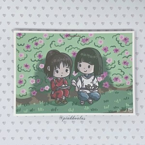 Puede incluir: Ilustraci&oacute;n de dos chicas sentadas en un campo de flores rosas. Una chica tiene el pelo casta&ntilde;o y lleva un vestido rojo. La otra chica tiene el pelo negro y lleva una camisa blanca y pantalones azules. El texto "@pinkkoalas" est&aacute; en la parte inferior de la imagen.