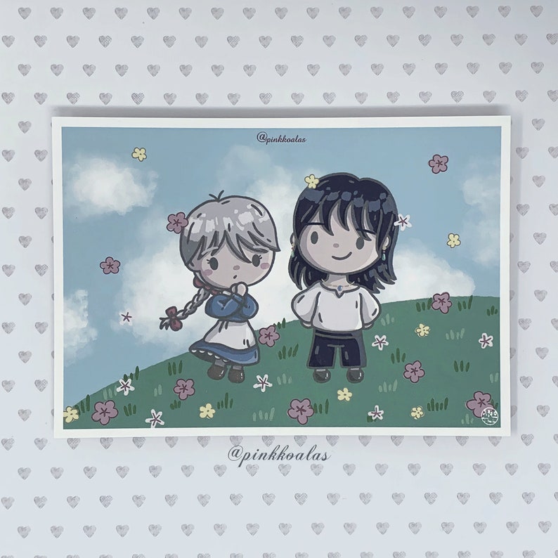 Puede incluir: Una ilustraci&oacute;n digital de dos personajes de dibujos animados de pie en un campo de flores. Los personajes son una ni&ntilde;a con cabello rubio y un ni&ntilde;o con cabello casta&ntilde;o. La ni&ntilde;a lleva un vestido azul y el ni&ntilde;o lleva una camisa blanca y pantalones negros. El fondo es un cielo azul con nubes blancas. La imagen incluye el texto "@pinkkoalas".