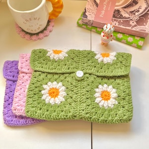 Buchhülle mit Blumen | Buchhülle rosa | Buchhülle grün | Gehäkelte Oma-Quadrat-Hülle für Bücher Kindle häkeln Beutel | Nette Girly Geschenke