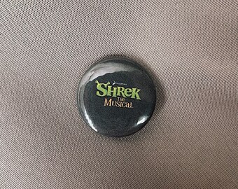 Botón de retroceso del pin de Shrek el Musical